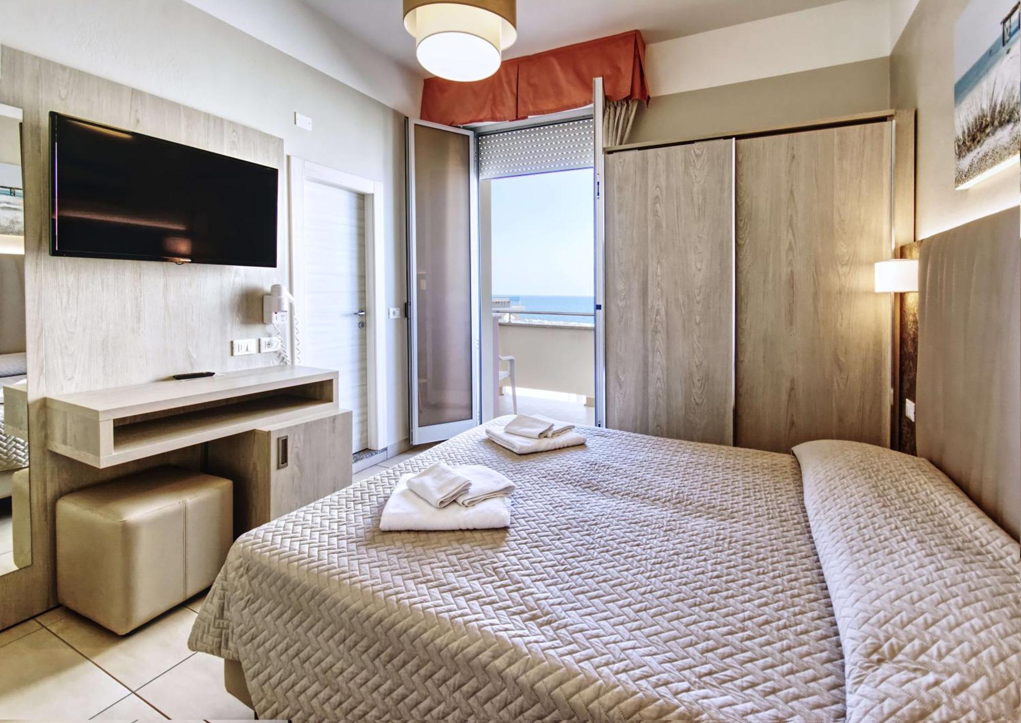 Hotel Alba D'Oro Гаттео-а-Маре Экстерьер фото